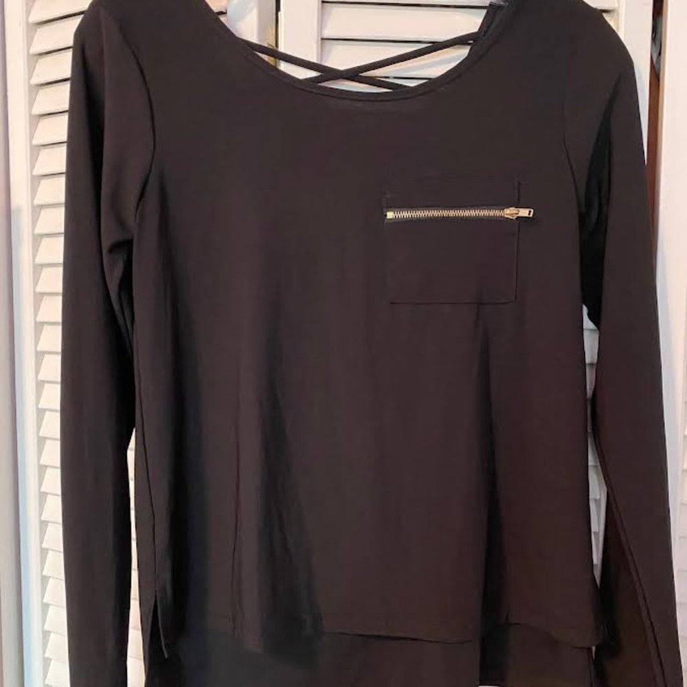Long sleeve with zipper pocket and cross back